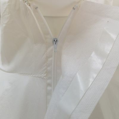 Vêtements de travail 175*140cm à usage unique blanc microporeux 56GSM Tyvek 500 Vêtement PPE pour le marché du Chili