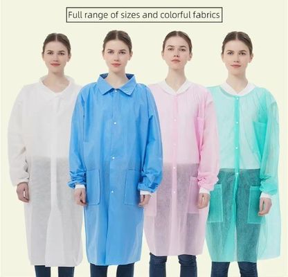 Un manteau de laboratoire jetable en SMS PP non tissé pour médecins infirmières de professionnels