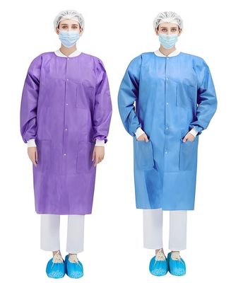 Un manteau de laboratoire jetable en SMS PP non tissé pour médecins infirmières de professionnels