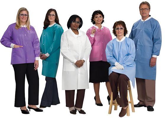 Vêtement jetable Vêtement de laboratoire avec accessoires d'étiquette et structure avant ouverte en EPI