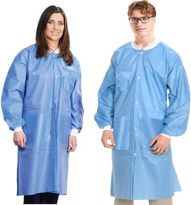 Vêtement jetable Vêtement de laboratoire avec accessoires d'étiquette et structure avant ouverte en EPI