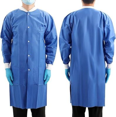 Vêtement jetable Vêtement de laboratoire avec accessoires d'étiquette et structure avant ouverte en EPI