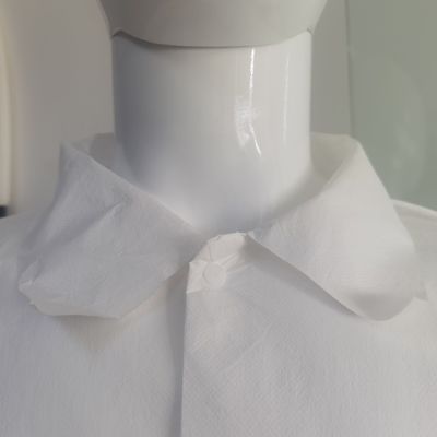 Vêtements de travail en polypropylène blanc jetable unisexe avec poignets élastiques et fixations en boucle de crochet