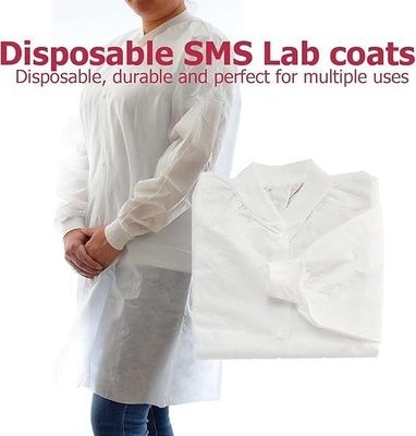 Des manteaux de laboratoire jetables blancs sans poches pour protéger les visiteurs