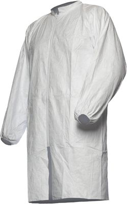 Un manteau de laboratoire jetable en polypropylène à double col, résistant à la poussière et blanc respirable