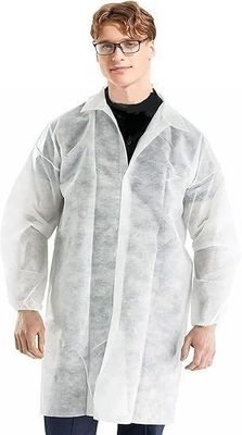 Un manteau de laboratoire jetable en polypropylène à double col, résistant à la poussière et blanc respirable