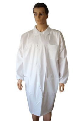Un manteau de laboratoire jetable en polypropylène à double col, résistant à la poussière et blanc respirable